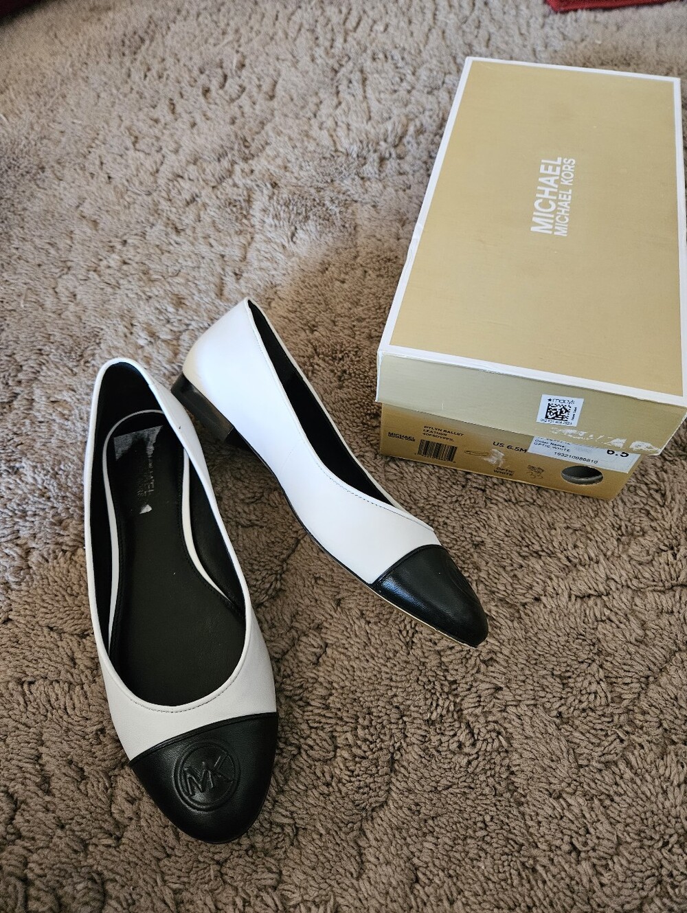 NICE ☆ Michael KORS Dylan Flat Shoes, Size 6.5. CUTE!